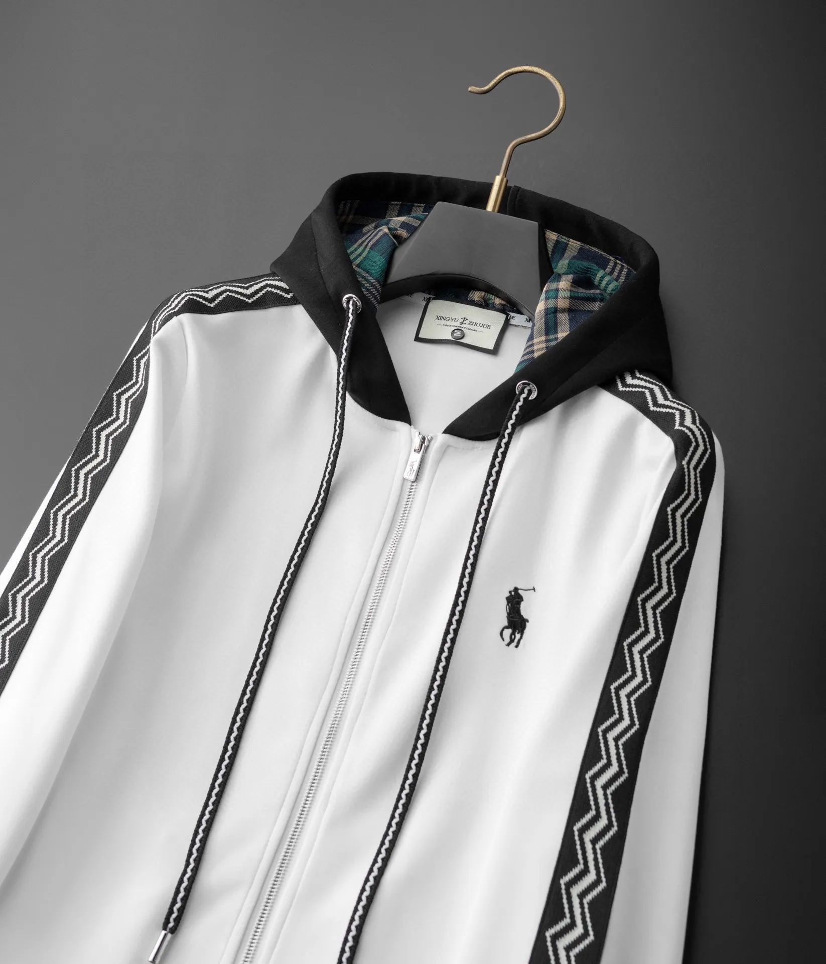 🅿️620 [POLo Paul] hot-selling suit is coming. Focus on the original version of the official website. 2025 new hot-selling cardigan and sweatshirt suit. The original order is the best. 🇭🇰The meticulous work of top designers. It is a fitting and perfect upper body effect. All-natural high-quality Tencel Roman cotton 100%, close-fitting comfort, noble and elegant! Original hardware embodies elegance and nobility! Counter size: M-4XL (up to 190 pounds)